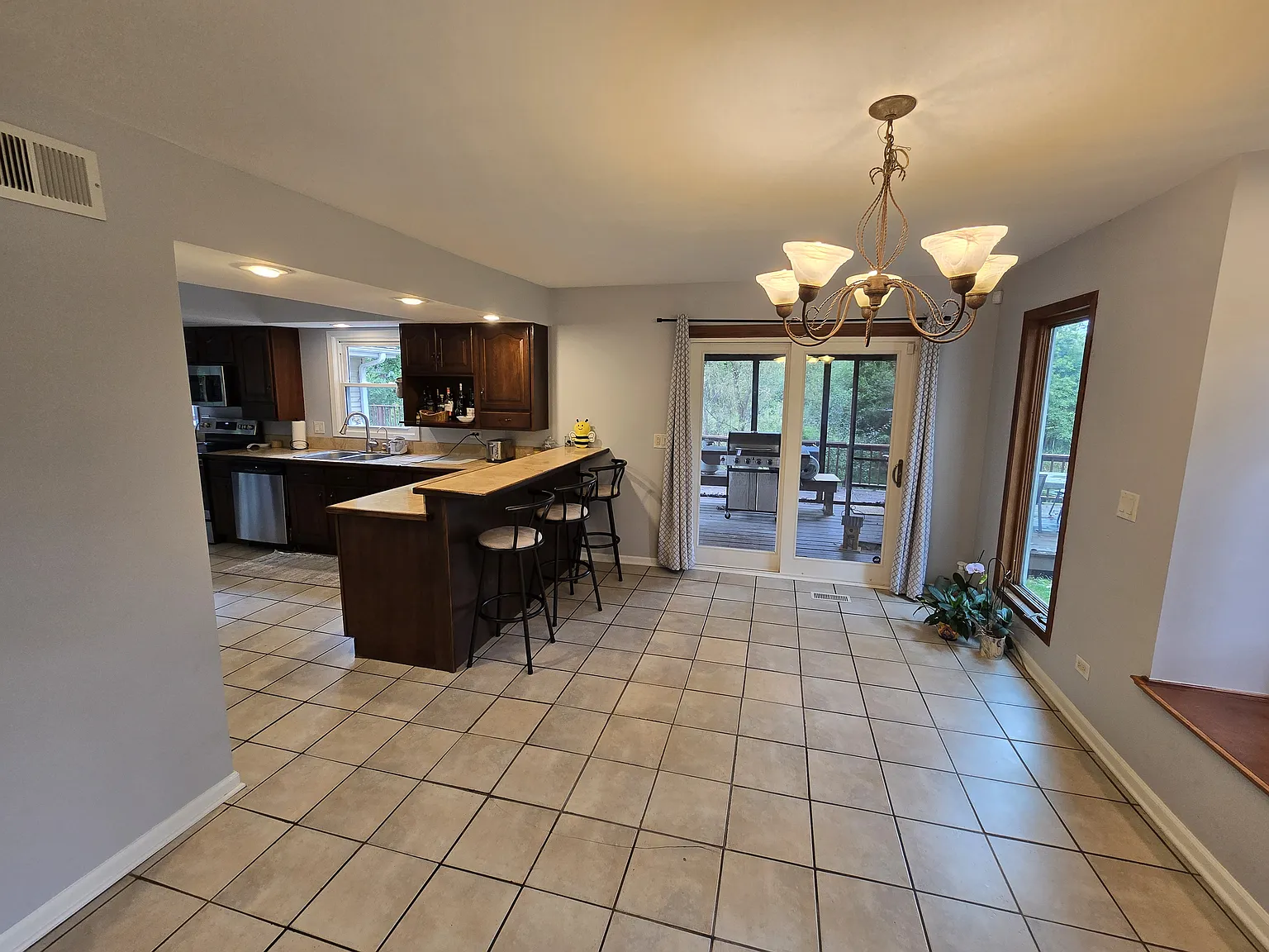 4 bed, 2422 sqft, $2,600 — Photo 3