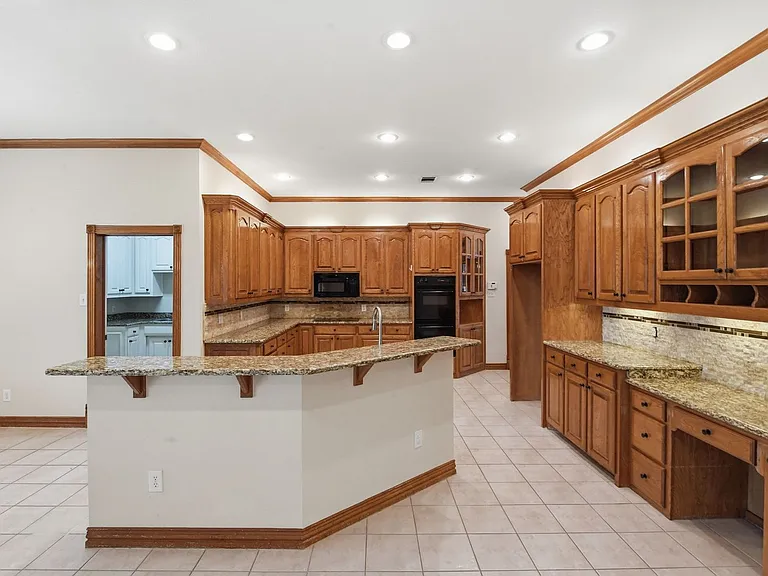 1020 Highland Oaks Dr — Photo 13