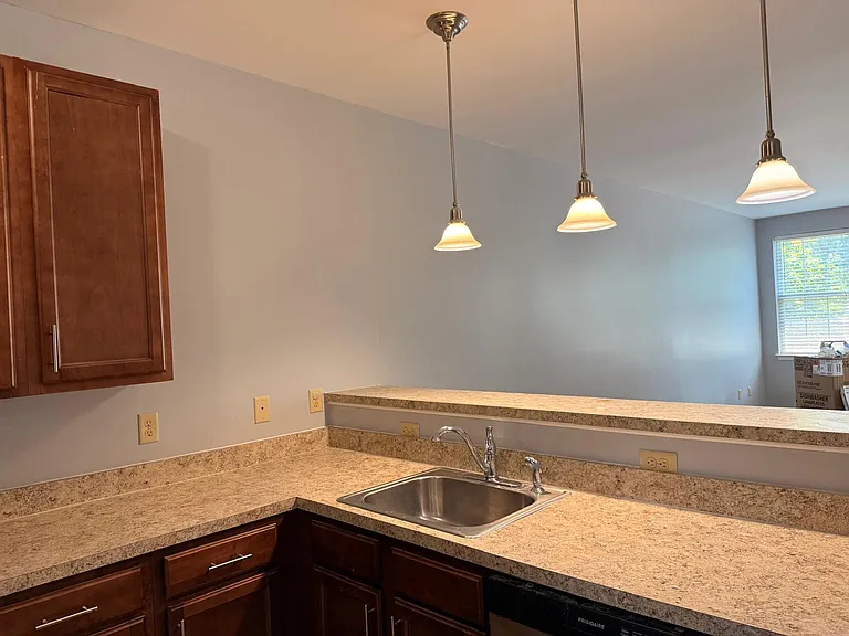 10 Rowand Way E — Photo 2
