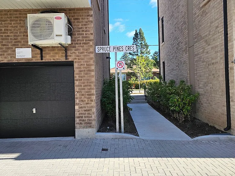 10 Spruce Pines Cres #2 — Photo 21
