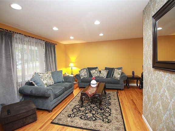 5th image of 8 Osage Dr W