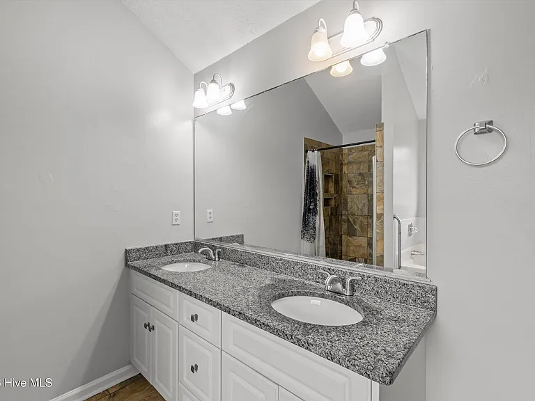 546 Jackson St — Photo 31