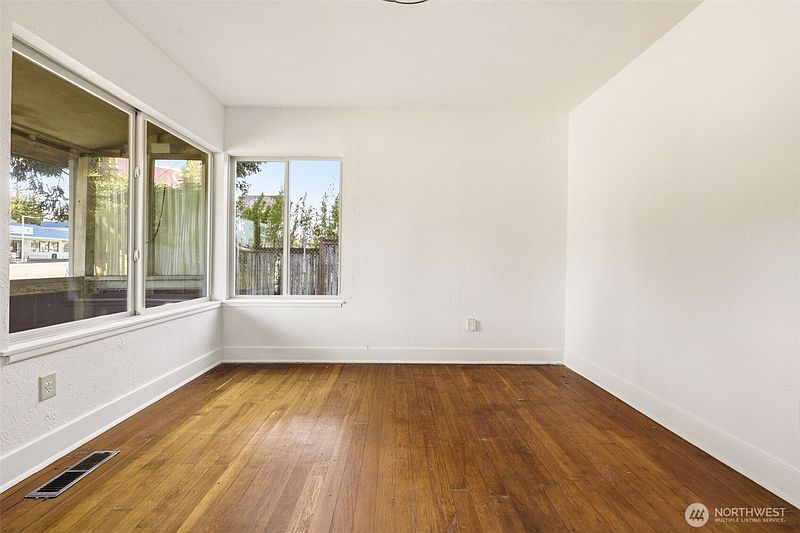 4th image of 4620 N Pearl Street