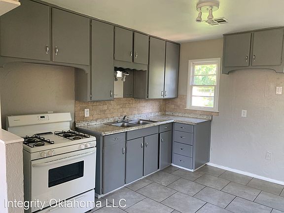 4th image of 1104 SW 52nd St