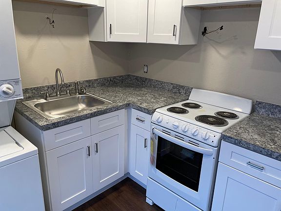 3rd image of 750 Overlook Dr SE #B