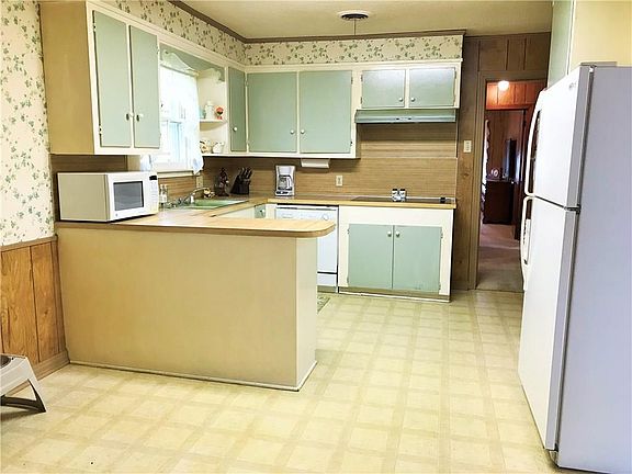 3rd image of 1408 W Lake Bardwell Dr
