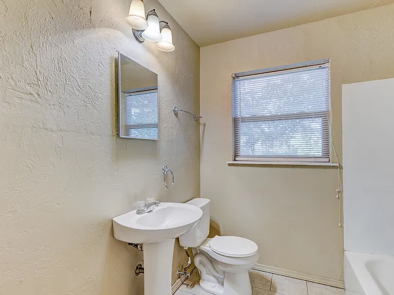 4172 NW 23rd St — Photo 7