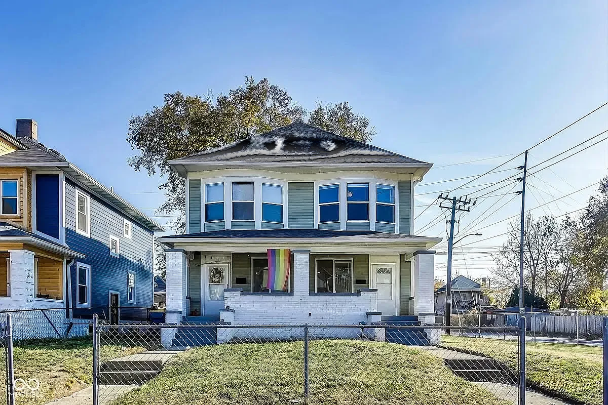 3 bed, 1.5 bath, 1383 sqft, $1,700 — Photo 1