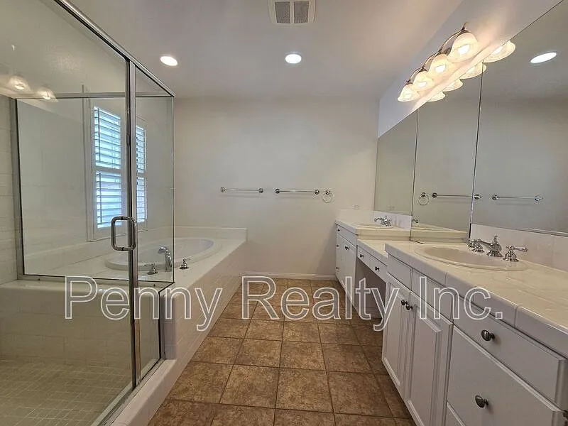 4 bed, 2.5 bath, 2450 sqft, $5,495 — Photo 4