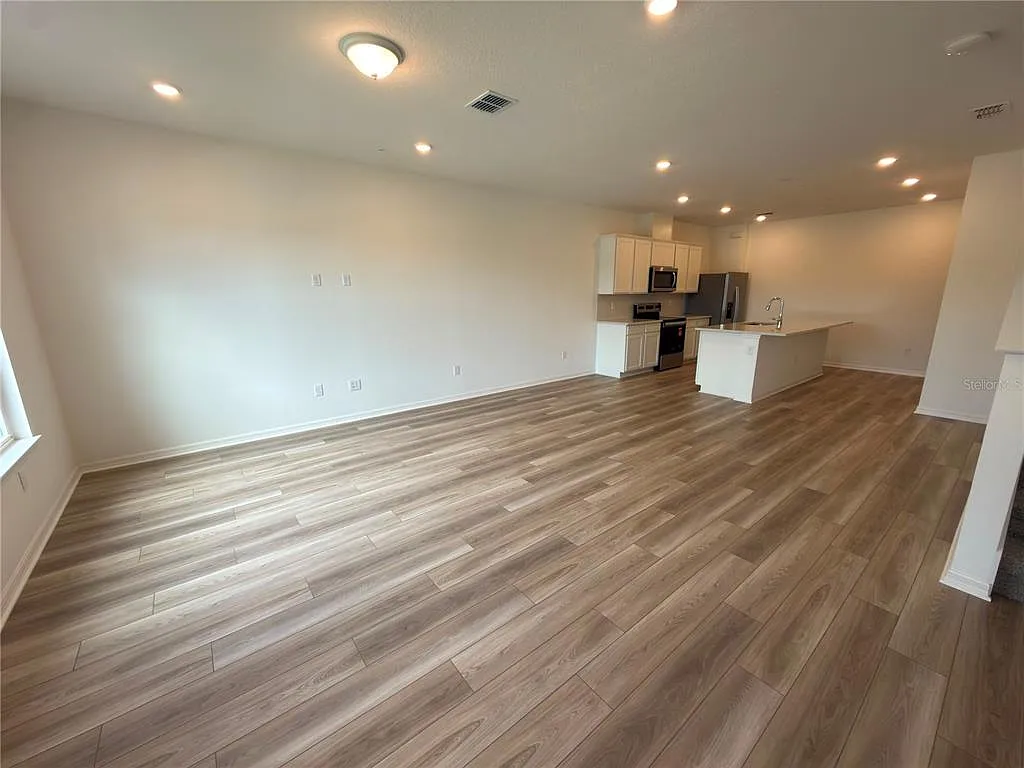3 bed, 2.5 bath, 1683 sqft, $2,400 — Photo 2