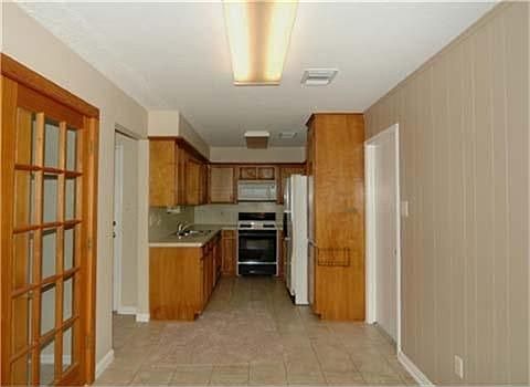 4th image of 15714 Blackhawk Blvd