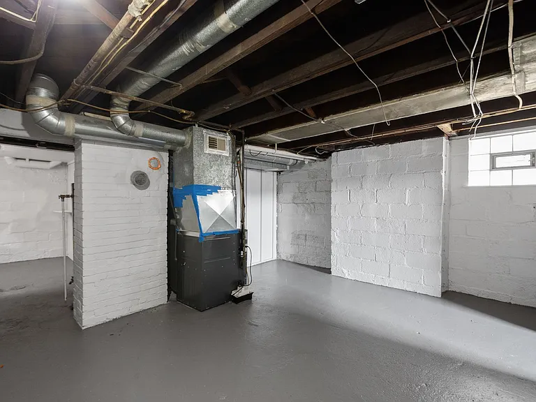 1303 Woodlawn Ave — Photo 24