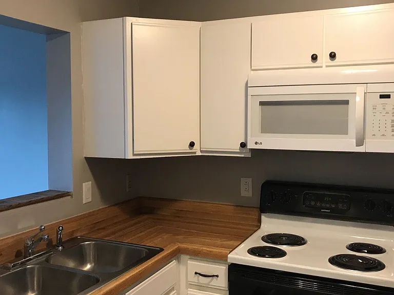 1380 Hunters Rd #J — Photo 3
