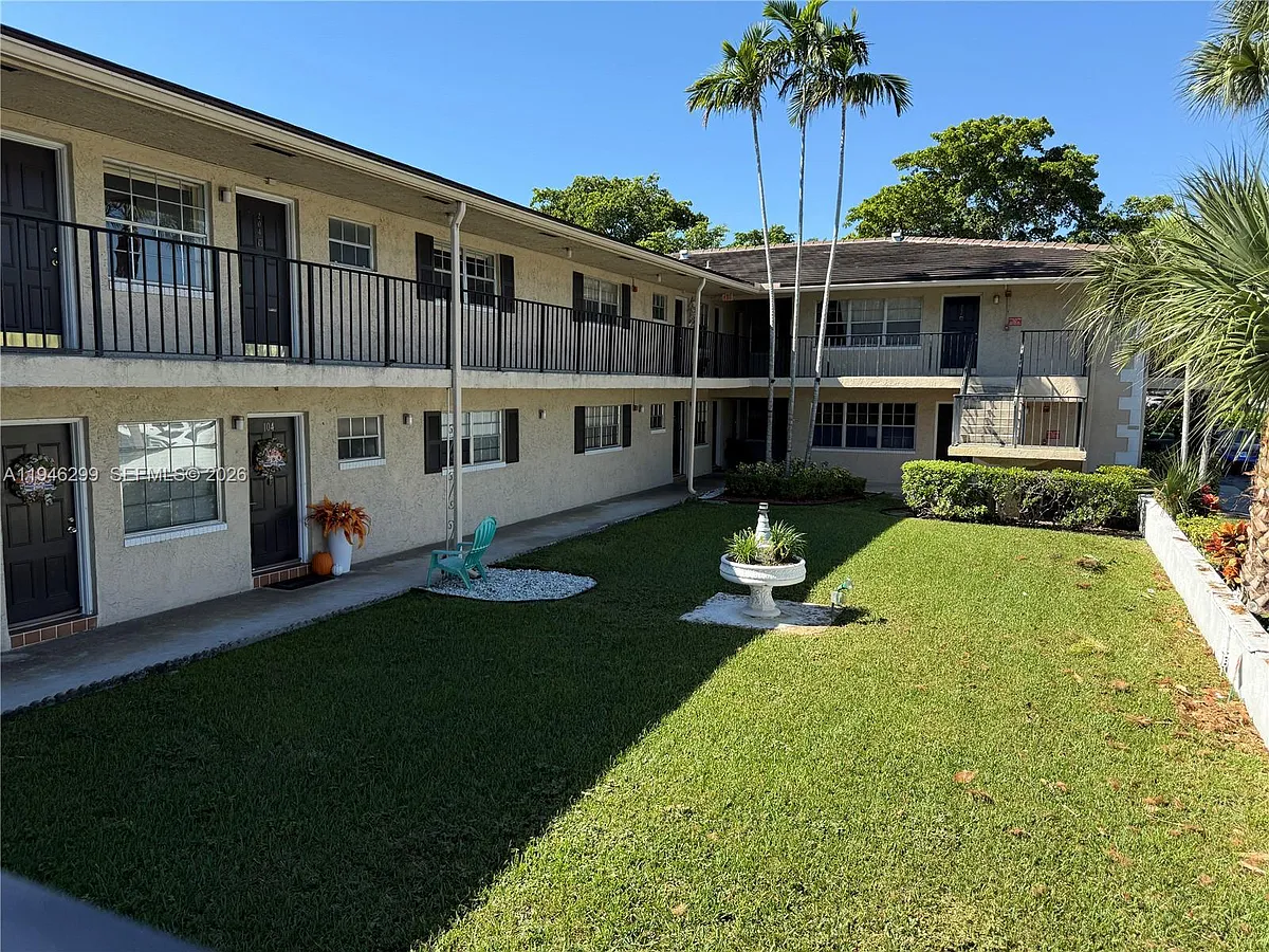 Building Photo - 8900 W Sample Rd #204