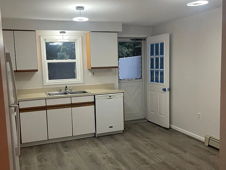 95 Downey Dr — Photo 8