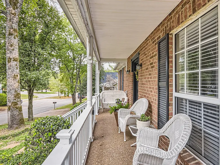 Awesome front porch to enjoy the warm summner nights