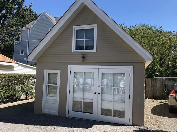 Separate studio/office with A/C and heat; perfect home office!