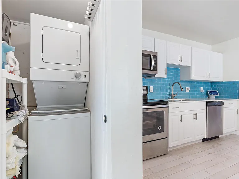 543 NE 3rd Ave — Photo 12