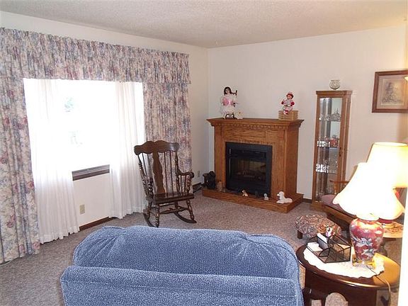 3rd image of 412 W Huizenga Ave