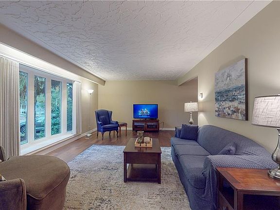 5th image of 195 Pine Grove Cres