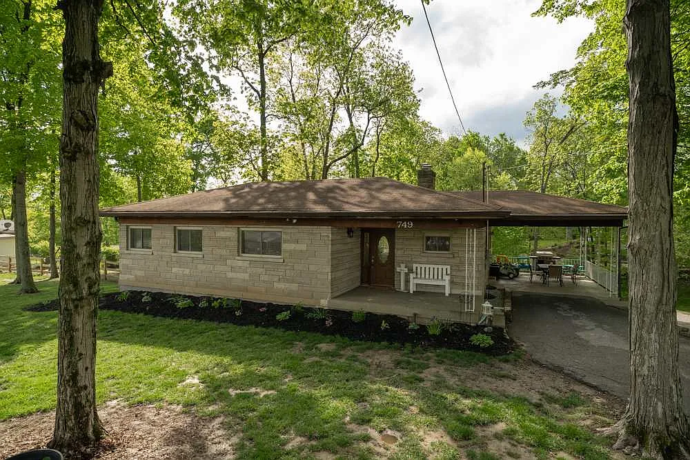 749 Beech Dr photo 1