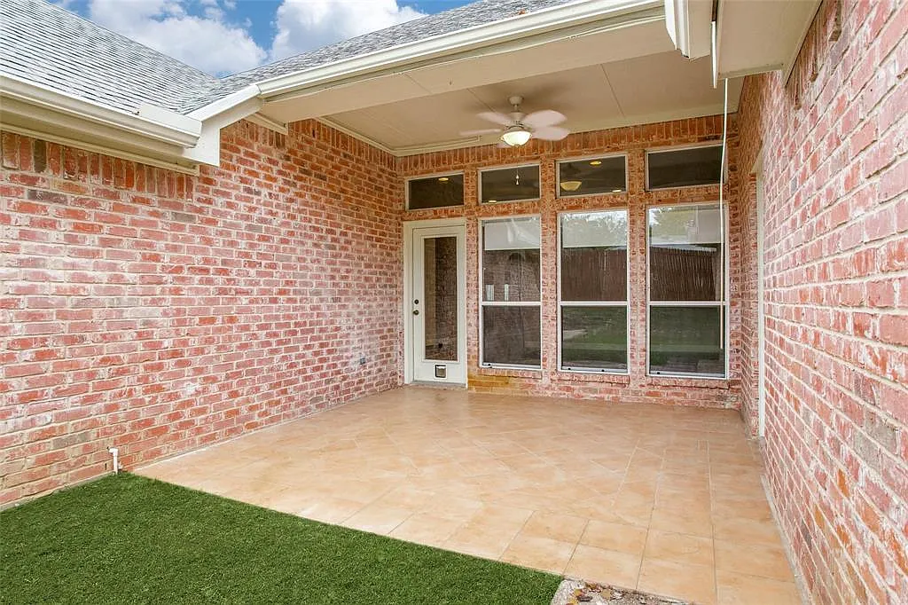 4 bed, 2.0 bath, 2429 sqft, $3,600 — Photo 4