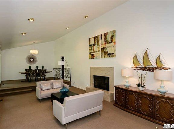 4th image of 9 Whitney Cir