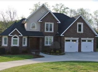1437 Sweetbriar Ln, Hickory, NC 28602