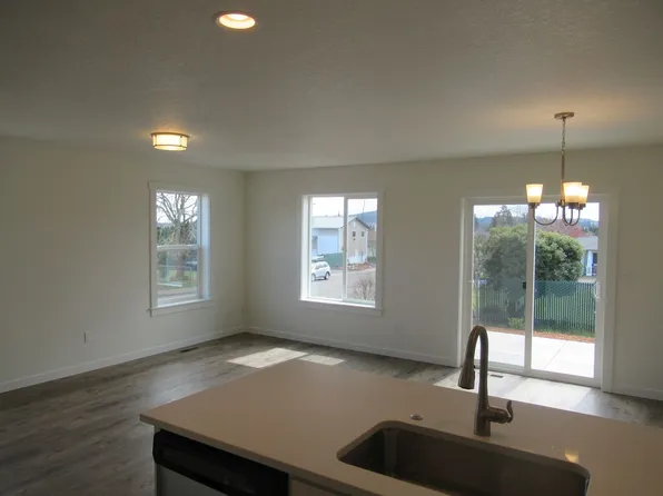 Newer Three Bedroom Duplex, 375 NW Denton Ave, Dallas, OR 97338