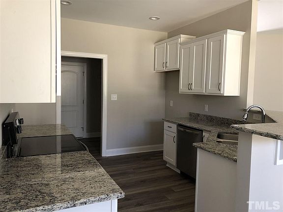 4th image of 104 Acoma Dr