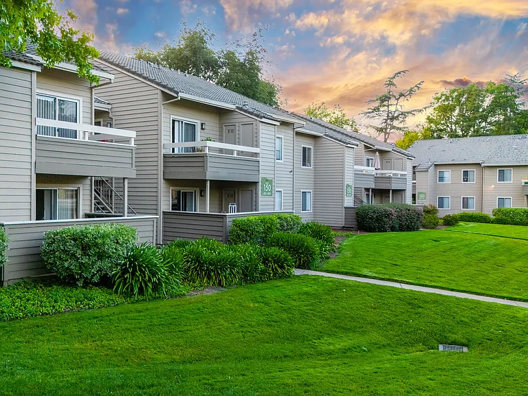 The Seasons Apartments — Photo 41
