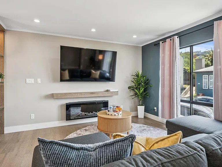 Robinson Dr — Photo 1
