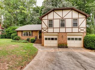 586 Rockborough Dr, Stone Mountain, GA 30083