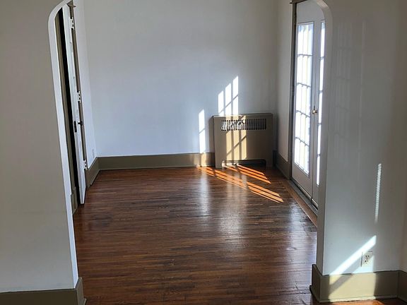 2nd image of 428 W Lexington Ave