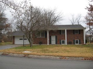 6 Surrey Hills Rd, Hannibal, MO 63401