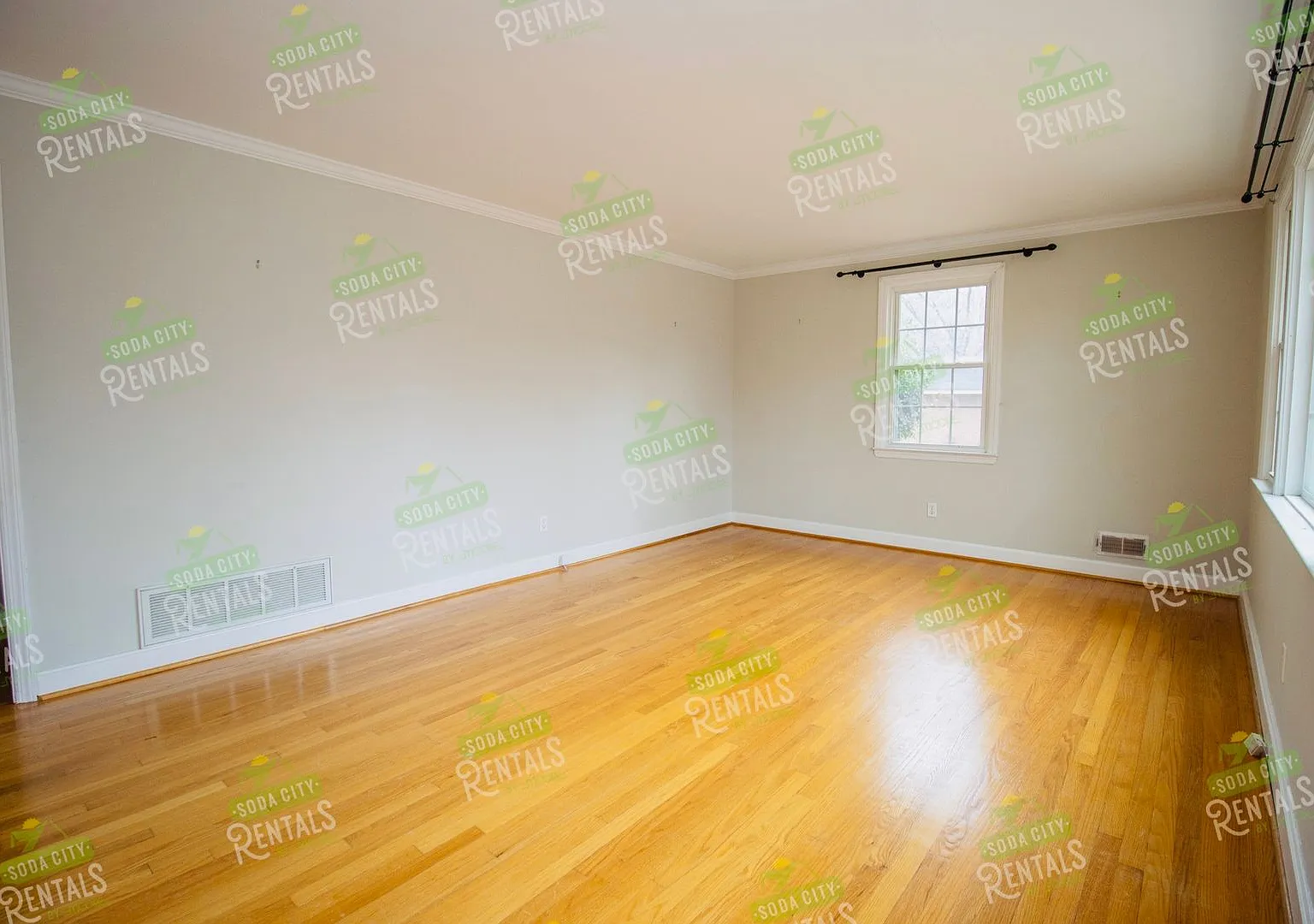 Charming Shandon Corner Lot Home Hardwood Floors, Fenced Yard! — Photo 4