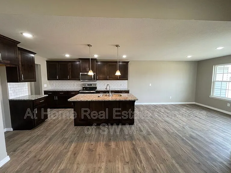 327 Forest Hollow St — Photo 4