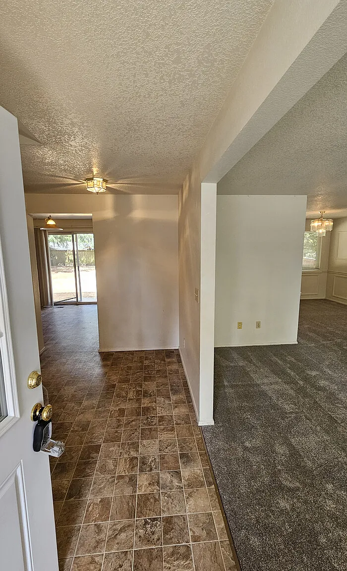 3 bed, 3.0 bath, 1830 sqft, $2,700 — Photo 2