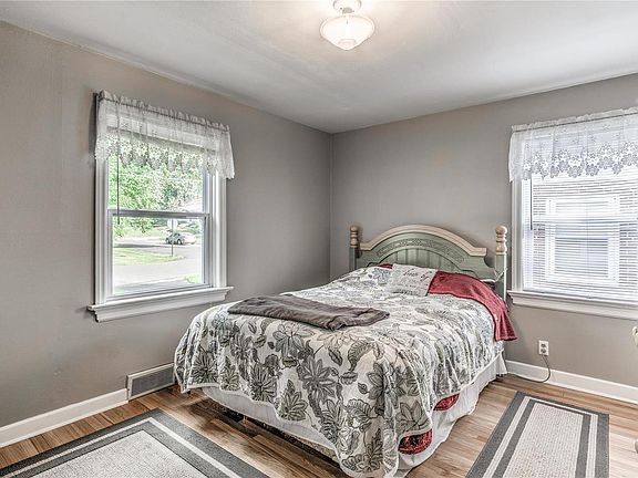 3rd image of 915 Saint Jean St