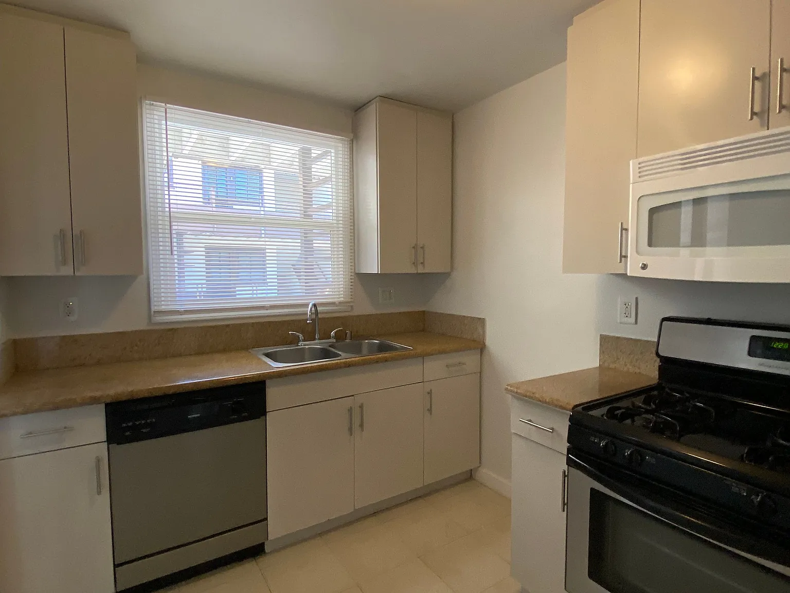 Hollywood 2 Bedroom 1 Bath — Photo 4