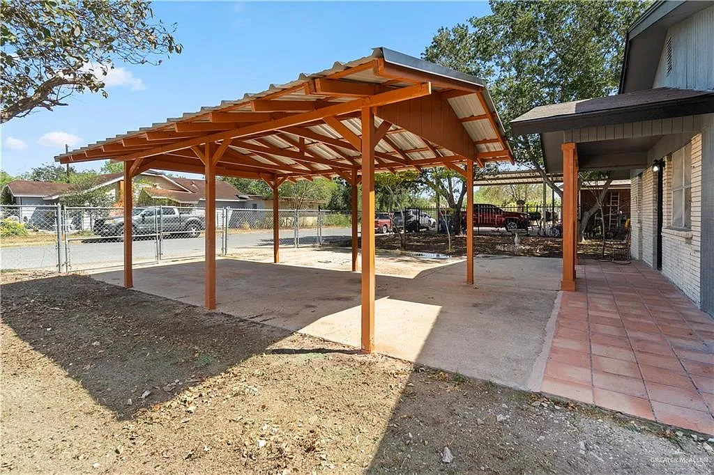 3 bed, 1.5 bath, 1012 sqft, $1,075 — Photo 2