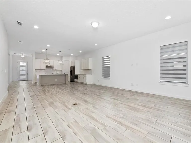 8664 Dubochet St — Photo 28