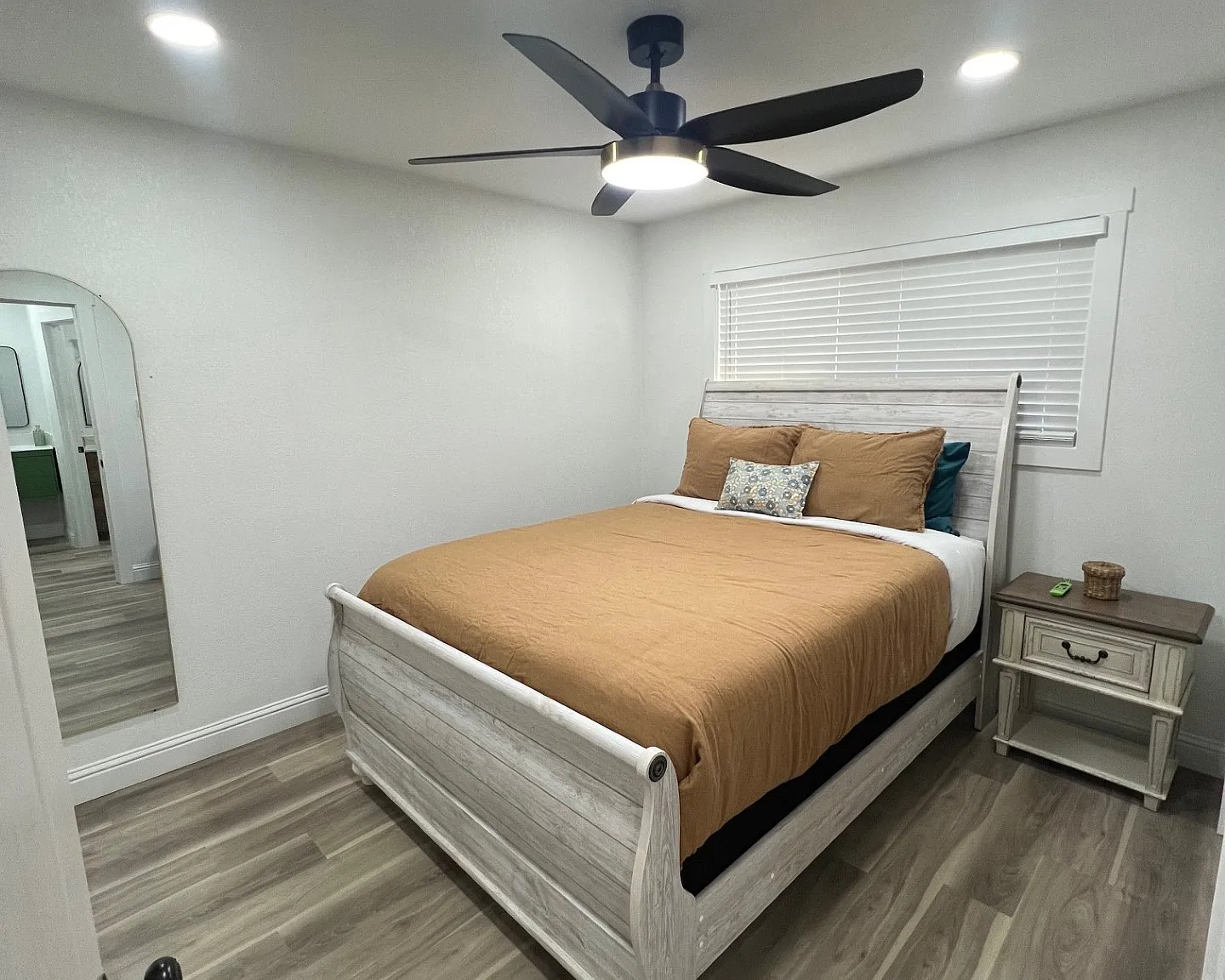 4 bed, 2.5 bath, 1164 sqft, $7,500 — Photo 3