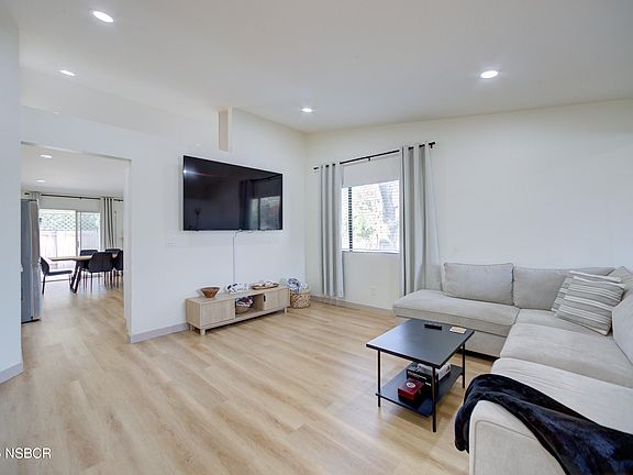 3rd image of 418 Santa Anita St