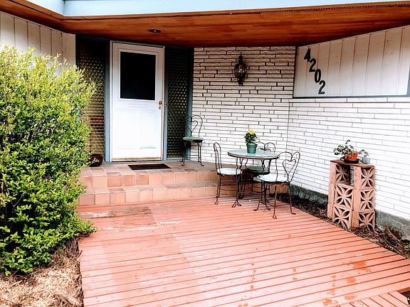 4th image of 4202 Lake Pl