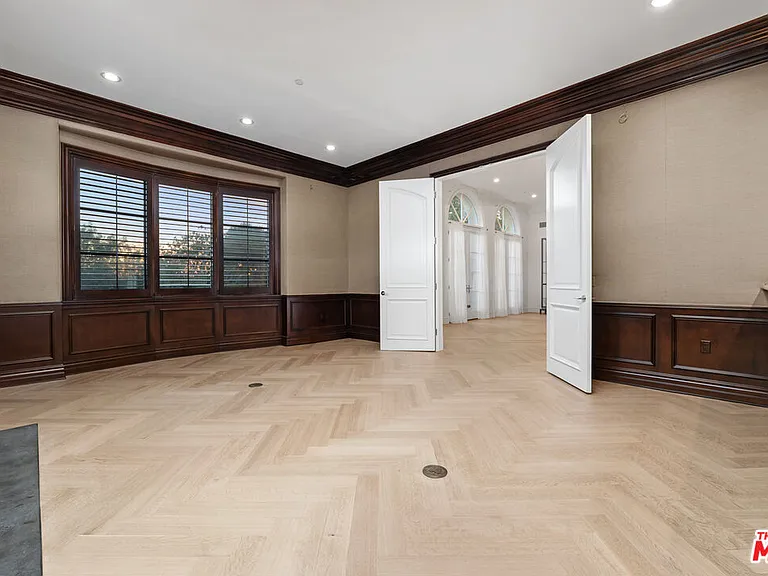 475 Martin Ln — Photo 16