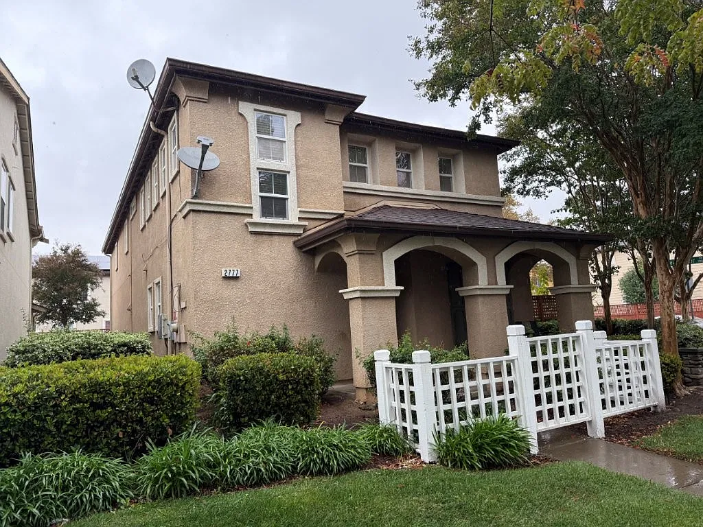 4 bed, 2250 sqft, $3,400 — Photo 3