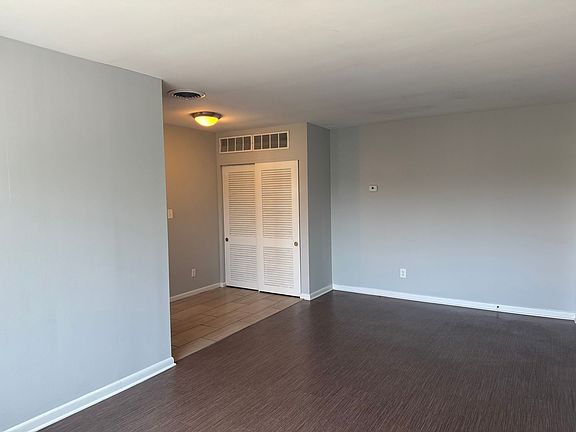 5th image of 2596 Madison Rd #B08