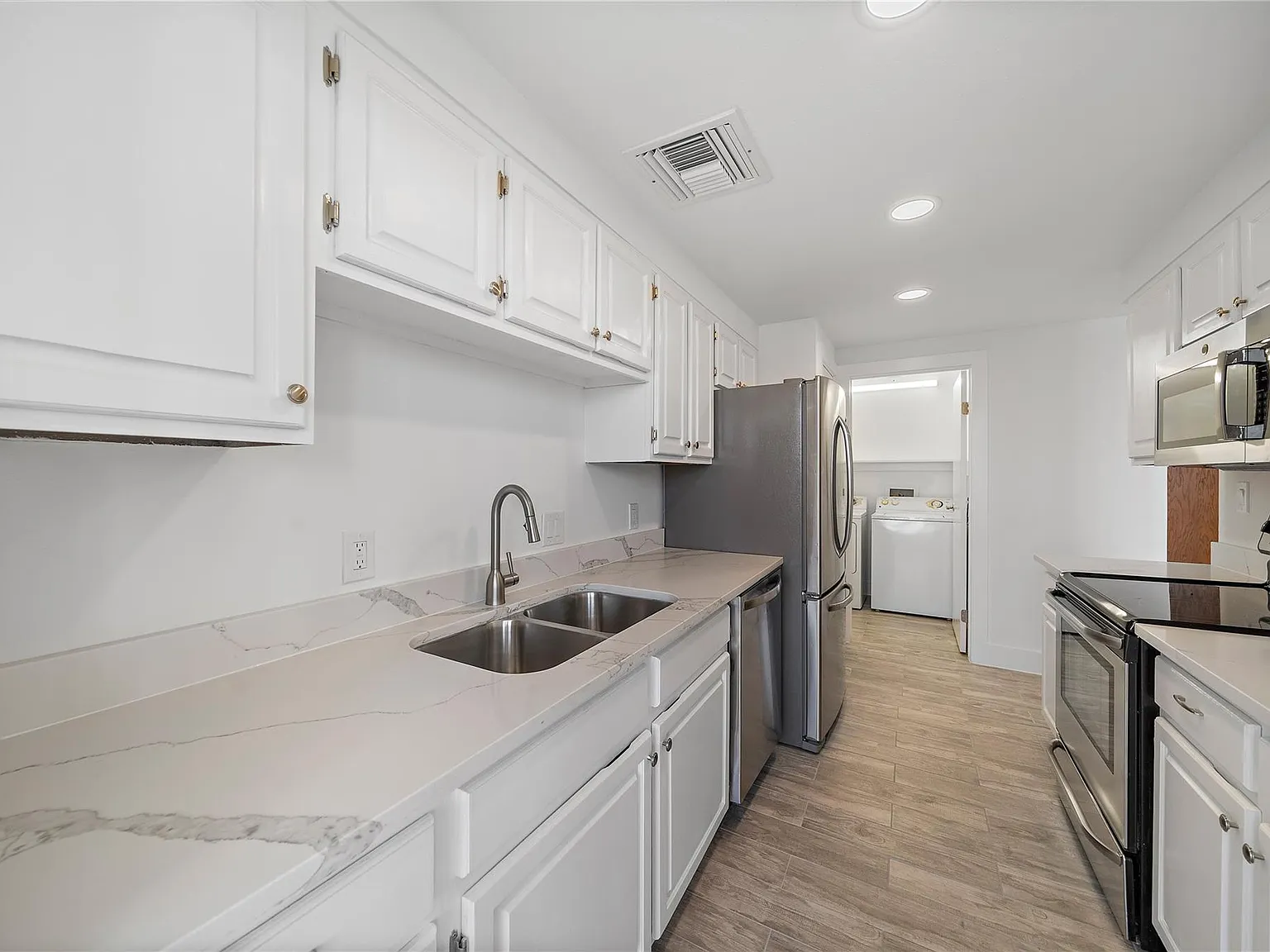 2 bed, 2.0 bath, 1449 sqft, $2,890 — Photo 4