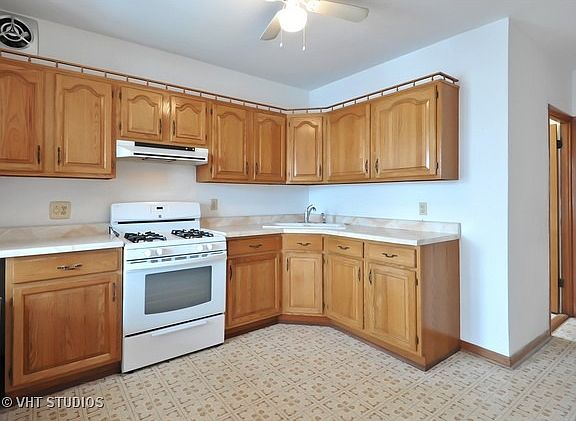 4th image of 5237 W Newport Ave